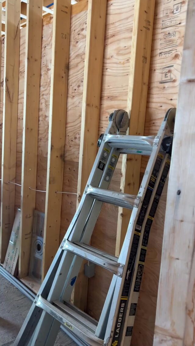 Jason at ADSB explains how to maximize light without sacrificing privacy.
 #NaturalLightDesign #DesignBuild #BuilderInsights